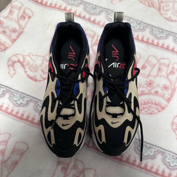 Nike Air Max 200
Team Gold University Red Black size 6y or 7.5 woman’s - Picture 2 of 5